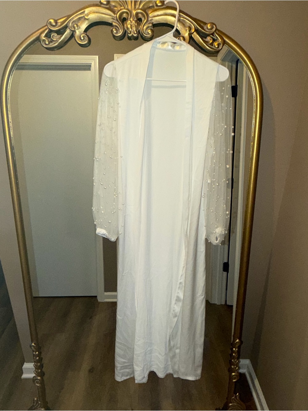 Cassidy Pearl-Sleeve Bridal Robe in White by Therobe - Picture 3 of 4